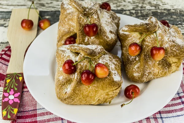 Cake with cherry — Stock Photo, Image