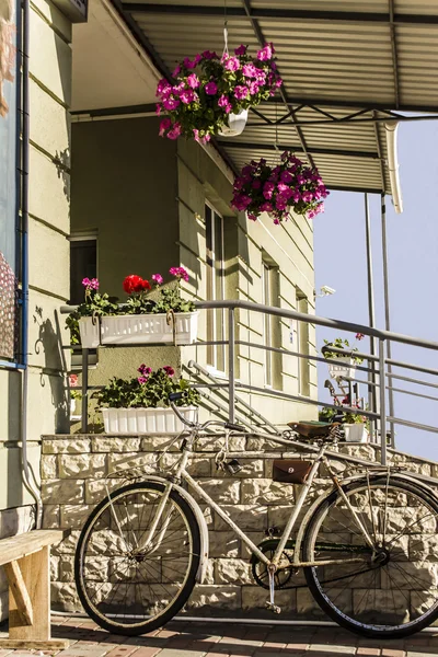 Vintage, old bicycle near the entrance — 스톡 사진