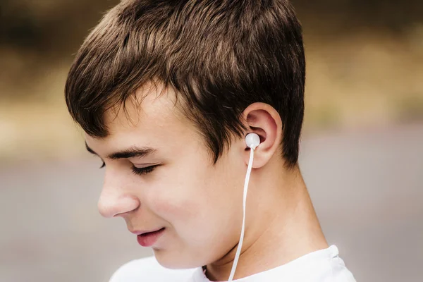 Adolescent avec écouteurs — Photo
