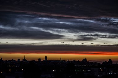 Fırtına öncesi sessizlik şehir üzerinde gökyüzü
