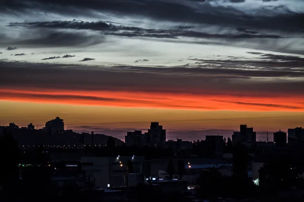 Cielo sobre la ciudad antes de la tormenta — Foto de Stock