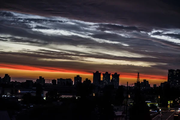 Cielo sobre la ciudad antes de la tormenta — Foto de Stock