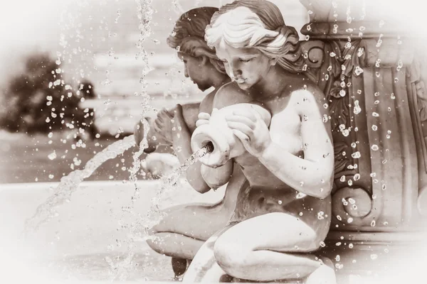 Woman pours water from a pot, fountain, vintage, statue — Stock Photo, Image