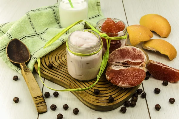 Yoghurt och grapefrukt — Stockfoto