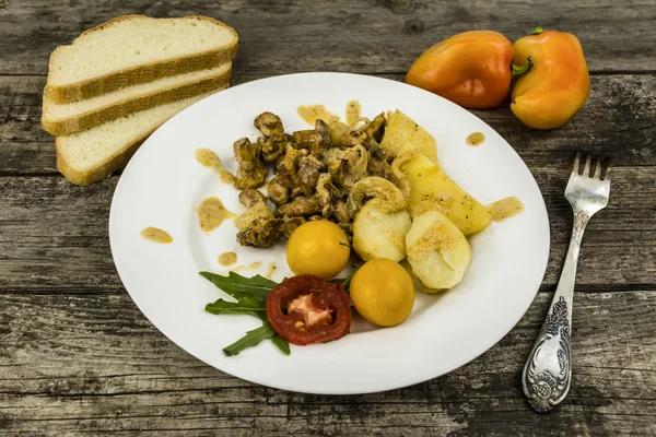 Geschmorte Pfifferlinge und Kartoffeln — Stockfoto