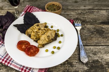 kızarmış balık ve fesleğen