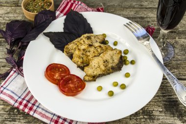 kızarmış balık ve fesleğen