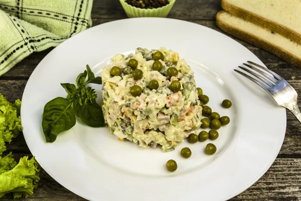 Insalata di verdure bollite, salsiccia e maionese — Foto Stock