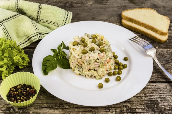 Salată de legume fierte, cârnați și maioneză — Fotografie, imagine de stoc