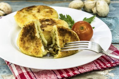 Mantarları ile doldurulmuş patates köftesi