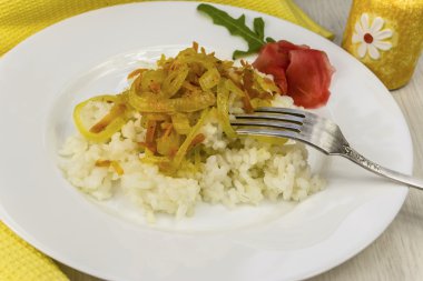 bir sos haşlanmış soğan ve havuç pirinç