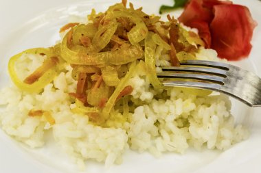 bir sos haşlanmış soğan ve havuç pirinç