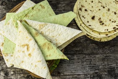 pide ve ahşap bir gemide ıspanaklı pide