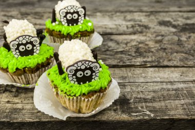 eski ahşap panosunda kek ram