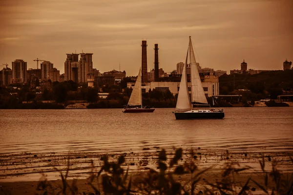 Boat on the River Dnieper in the evening — Stock Photo, Image