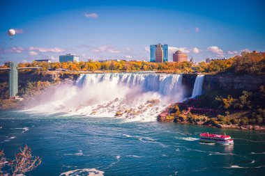 Kanada tarafından sonbaharda Niagara Şelalesi manzarası