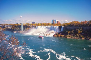 Kanada tarafından sonbaharda Niagara Şelalesi manzarası