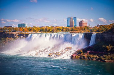 Kanada tarafından sonbaharda Niagara Şelalesi manzarası