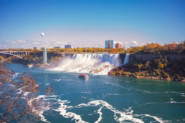 Kanada tarafından sonbaharda Niagara Şelalesi manzarası