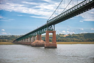 Kanada 'nın Quebec kenti yakınlarındaki St. Lawrence Nehri üzerindeki köprü.