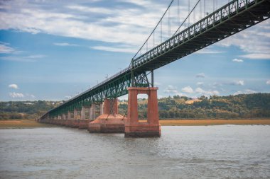 Kanada 'nın Quebec kenti yakınlarındaki St. Lawrence Nehri üzerindeki köprü.