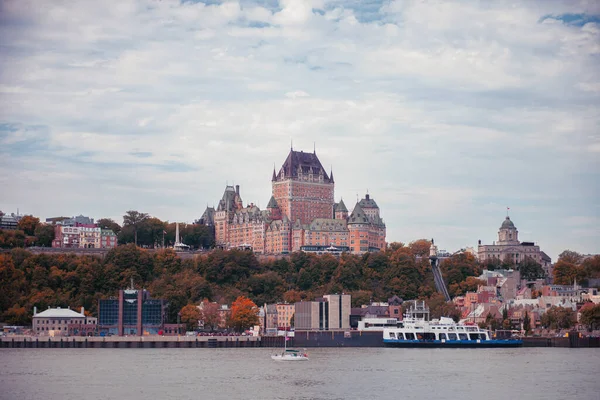 Quebec şehri ve St. Lawrence nehri kıyısı manzaralı.