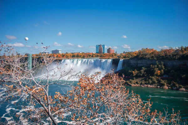 Sonbaharda Kanada 'dan Niagara Şelalesi manzarası
