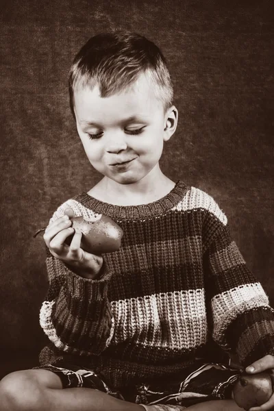 Ragazzo mangiare una pera — Foto Stock