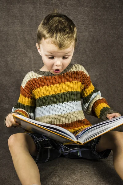 Niño leyendo un libro — Foto de Stock