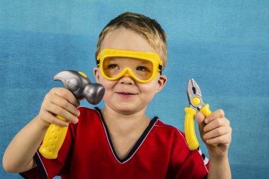 Çocuk inşaat araçları çalış