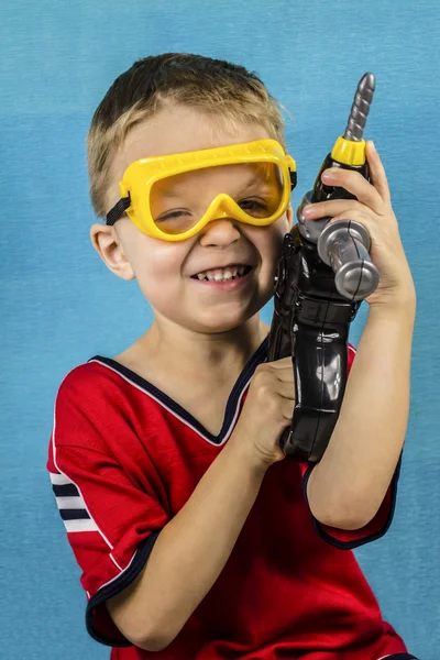 Ragazzo gioca strumenti di costruzione — Foto Stock