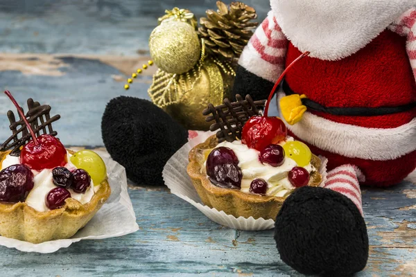 Jultomten och frukt korg tårta — Stockfoto