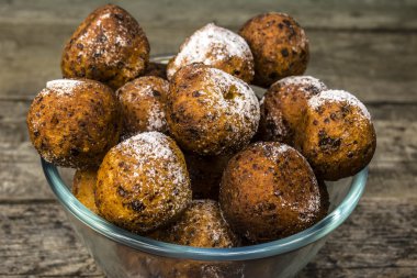 fırında peynirli çerez masaya bir tabak içinde