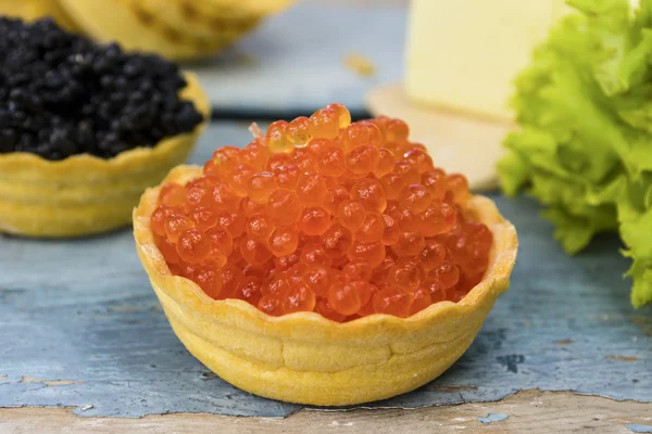 Caviar rouge sur une table en bois — Photo