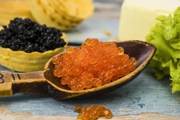 Roter Kaviar auf einem Holztisch — Stockfoto