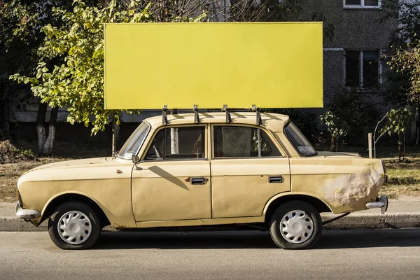 Werbetafel auf dem Dach des alten Autos — Stockfoto