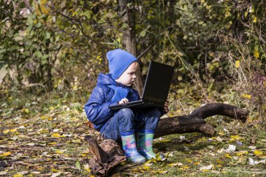 laptop oynamak çocuk