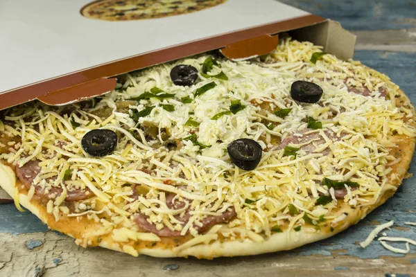 bir kutu içinde donmuş pizza
