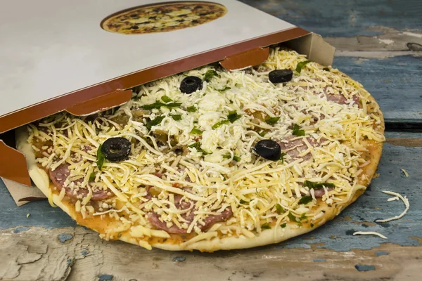 bir kutu içinde donmuş pizza