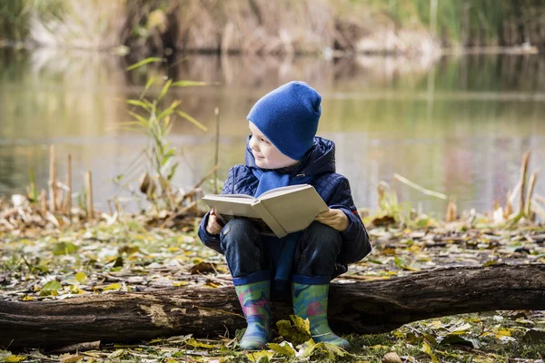 Boy reads a book — Stock Photo, Image