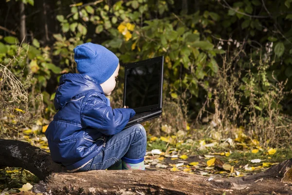 Мальчик играет ноутбук — стоковое фото