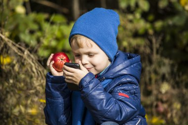 bir smartphone içinde oynayan çocuk