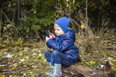 bir smartphone içinde oynayan çocuk