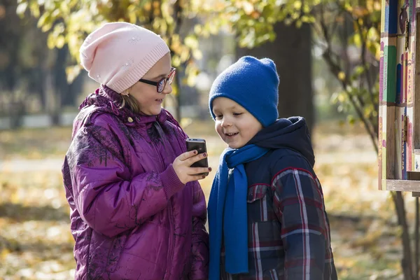 Enfants regarder téléphone mobile — Photo