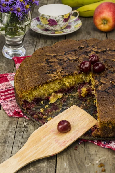 Tarte aux cerises sur la table — Photo