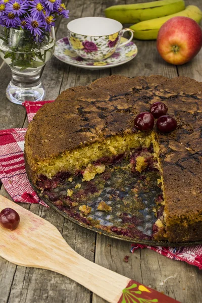 Tarte aux cerises sur la table — Photo