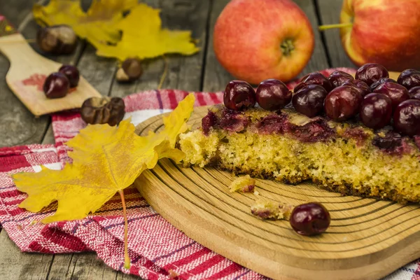 Kersentaart op tafel — Stockfoto