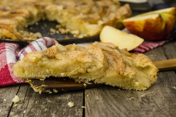 Torta di mele sul tavolo — Foto Stock