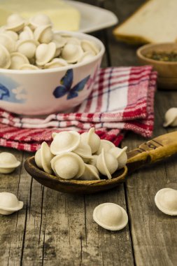 bir tahta kaşık mantı