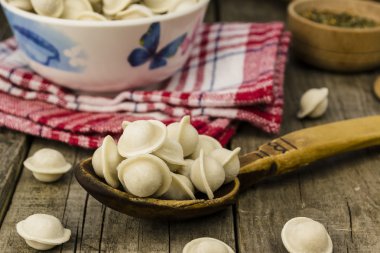 bir tahta kaşık mantı